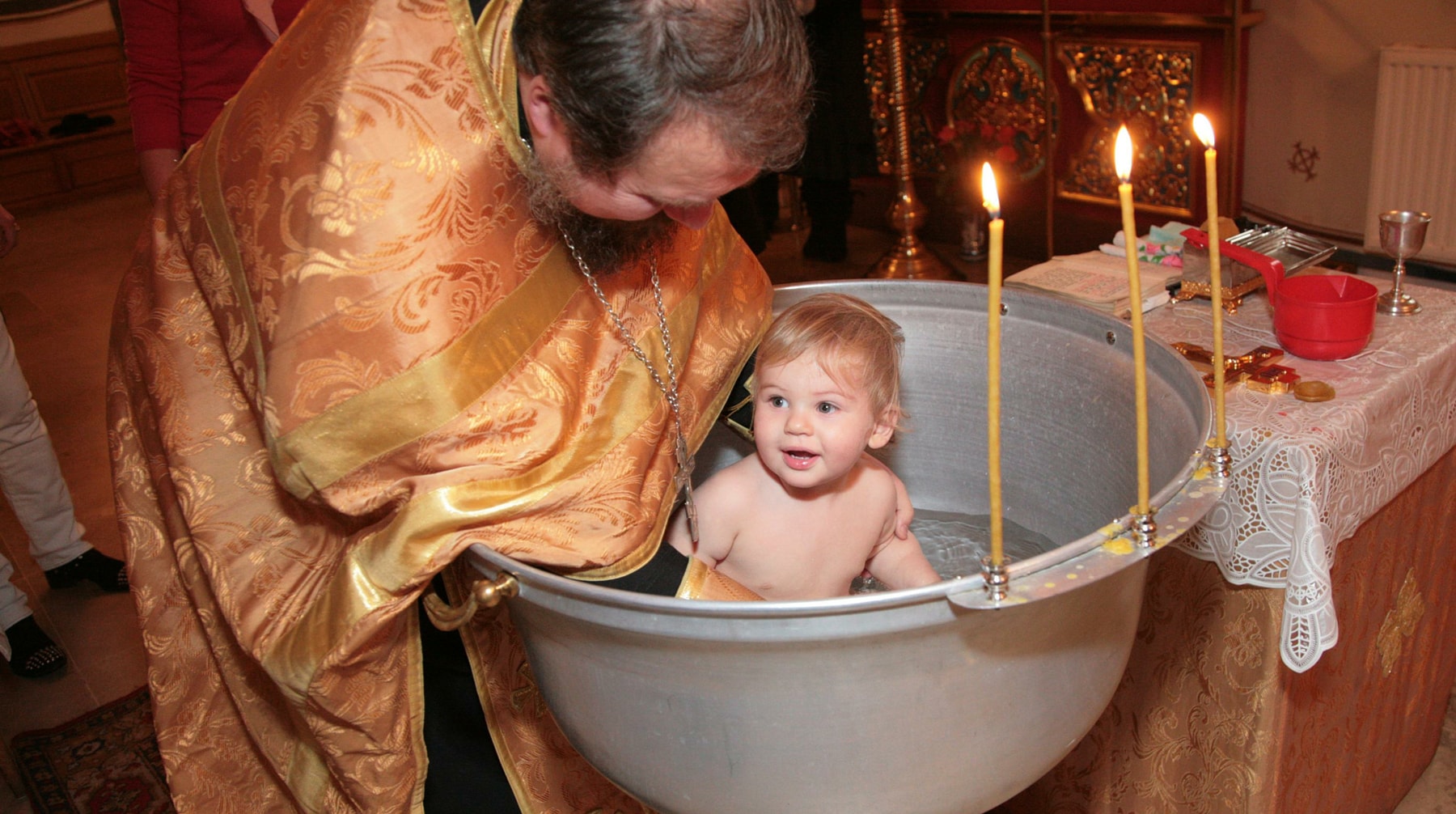 Если у ребенка-сироты не осталось родственников, преимуществом при усыновлении предлагают наделить его крестных родителей Фото: © GLOBAL LOOK press/Natalya Loginova