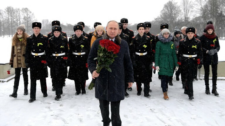 Президент также оставил траурный букет у памятника, посвященного героям, павшим на Невском пятачке