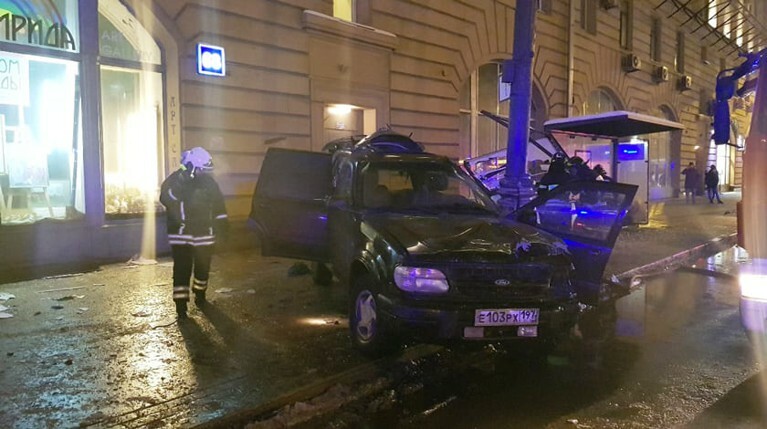 По меньшей мере четверо людей пострадали, один человек погиб