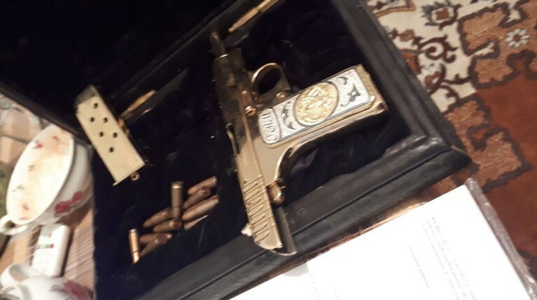 Автоматы Калашникова и золотой пистолет нашли в доме главы правительства Дагестана — Daily Storm