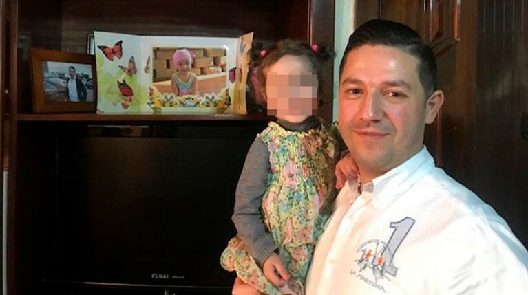Отец ребенка решил, что в арабской стране врачи лучше помогут ей восстановиться после операции, чем в Германии