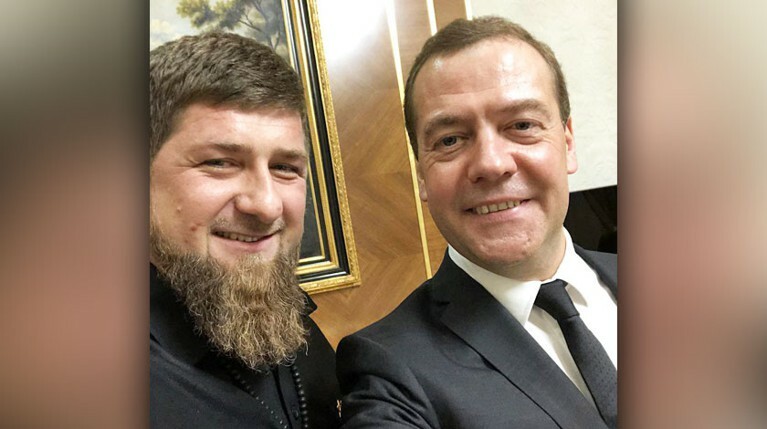 Глава Чечни держал телефон, а премьер нажал на кнопку «сделать фото» Скриншот © Daily Storm