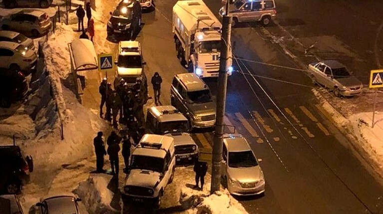 Полиция оцепила многоэтажку и ликвидировала сообщника подозреваемого