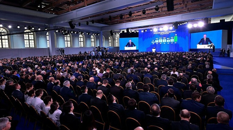 По ее словам, всем надо закатывать рукава и пахать, чтобы развивать страну