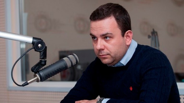 Андрей Татаринов, по информации СМИ, в начале 2000-х состоял в оппозиционных партиях