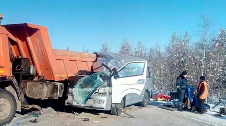 Авария произошла в районе 145-го километра федеральной трассы А-331 «Вилюй», столкнулись самосвал и микроавтобус