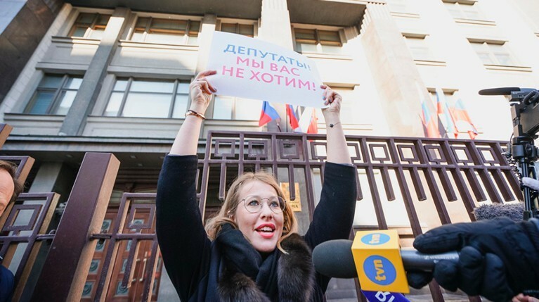 Собчак провела одиночный пикет у Госдумы против домогательств депутатов — Daily Storm