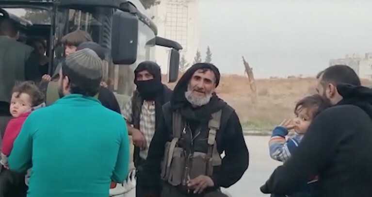 Опубликовано первое видео с боевиками, вышедшими из Гуты с семьями — Daily Storm