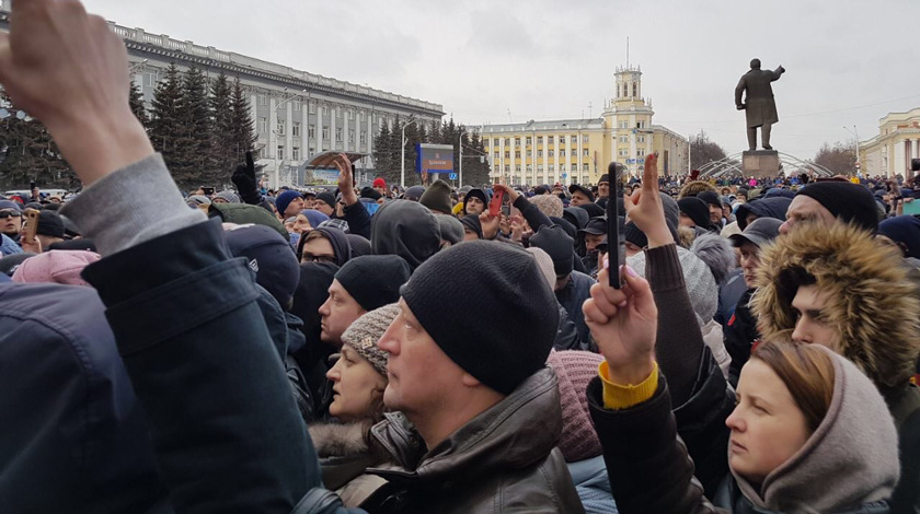 Митингующие не хотят верить власти и доверяют непроверенной информации в соцсетях и мессенджерах Люди на митинге показывают, сколько у них погибло родственников