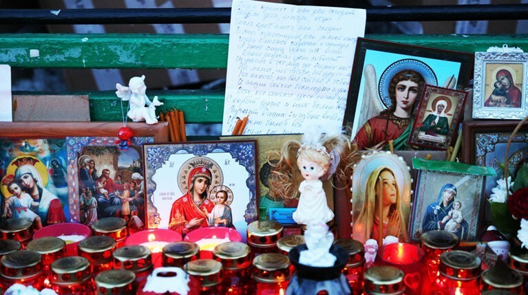 Огромное сердце сложили из цветов в память о погибших в Кемерове — Daily Storm