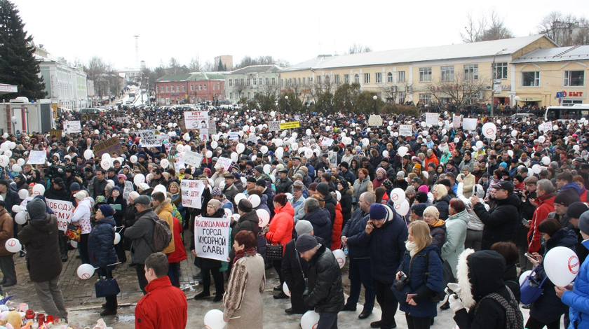 В подмосковном городке, где проживает 20 тысяч человек, на митинг за немедленное закрытие свалки вышла треть всех жителей undefined