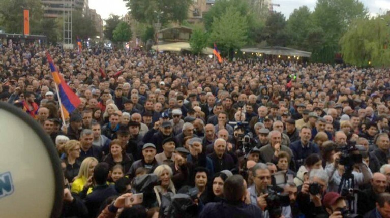 Противники Саргсяна перекрыли движение в центре Еревана в рамках акции протеста — Daily Storm