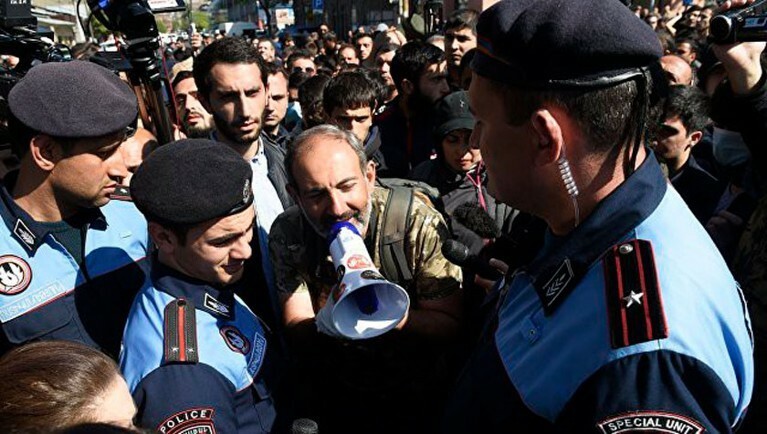 Ревкомы будут созданы во всех регионах для блокады госведомств, сообщил оппозиционер Никол Пашинян