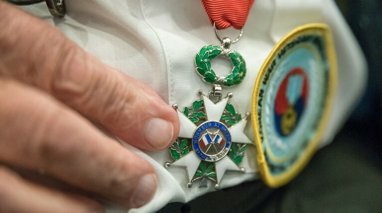 Асад счел Францию рабом США и вернул орден Почетного легиона — Daily Storm