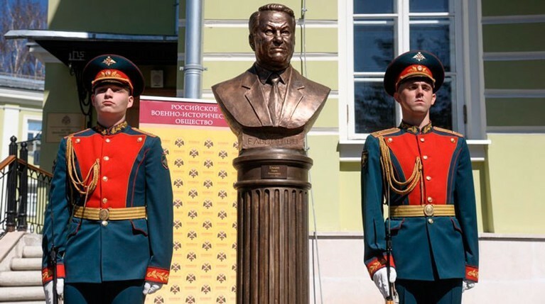 Бюст Ельцина установили в Москве на «Аллее правителей» — Daily Storm