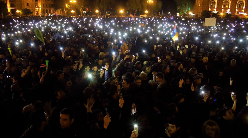 Демонстранты продолжают митинги и шествия, несмотря на задержание главного лидера оппозиции Никола Пашиняна Фото: © GLOBAL LOOK press/Gevorg Ghazaryan