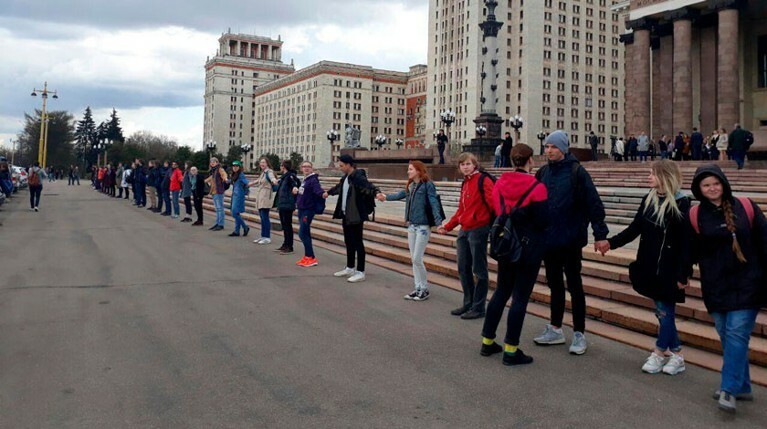 У главного здания МГУ прошла акция «Живой щит» против фан-зоны ЧМ-2018 — Daily Storm