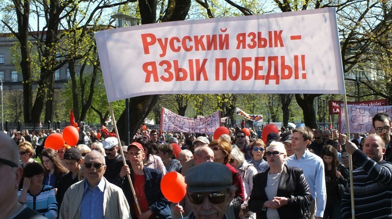 Тысячи людей в Латвии вышли на митинг против языковой реформы — Daily Storm