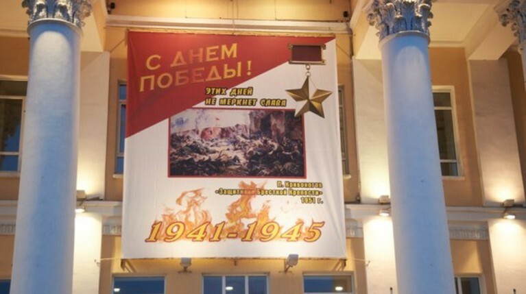 Праздничные плакаты демонтировали и обещали заменить на новые