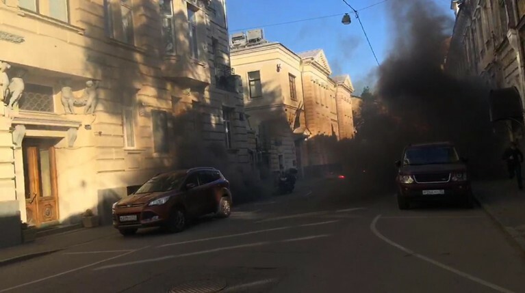 Латвийское посольство в Москве атаковали активисты «Другой России» — Daily Storm