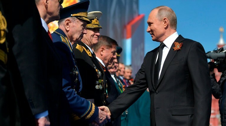 Пожилой человек хотел подойти к президенту после окончания парада Победы
