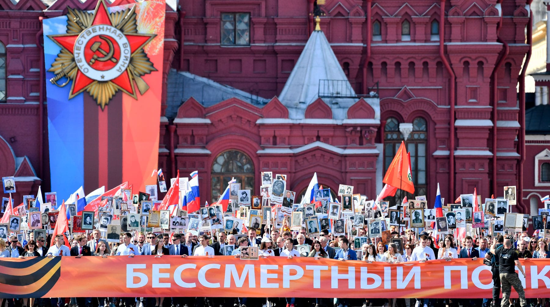 В День Победы звезды российской эстрады снимались возле своих особняков и рекламировали горячие скидки на фоне георгиевской ленточки Фото: © Агентство Москва/ Киселев Сергей