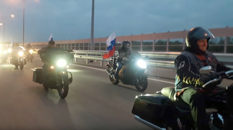 Движение по Крымскому мосту открыли сотни автомобилистов и байкеров — Daily Storm