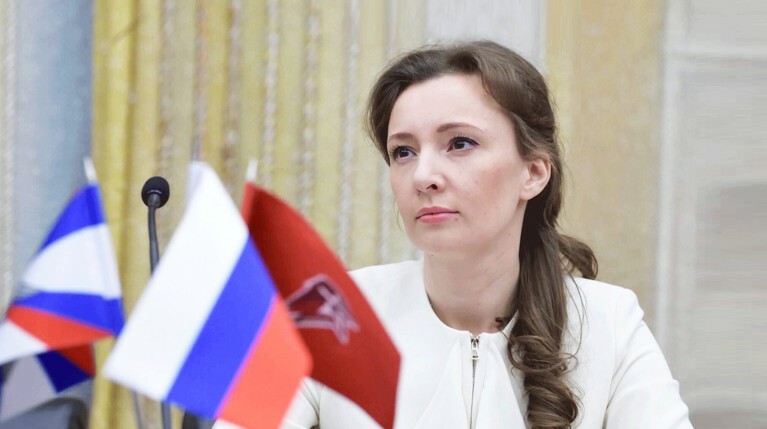 Дети омбудсмена получают образование в гимназии, где год обучения стоит 765 000 рублей. И это — без учета вступительного взноса