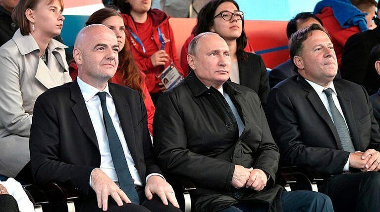 Среди зрителей концерта — президент Молдавии Игорь Додон, премьер Армении Никол Пашинян, а также президент FIFA Джанни Инфантино