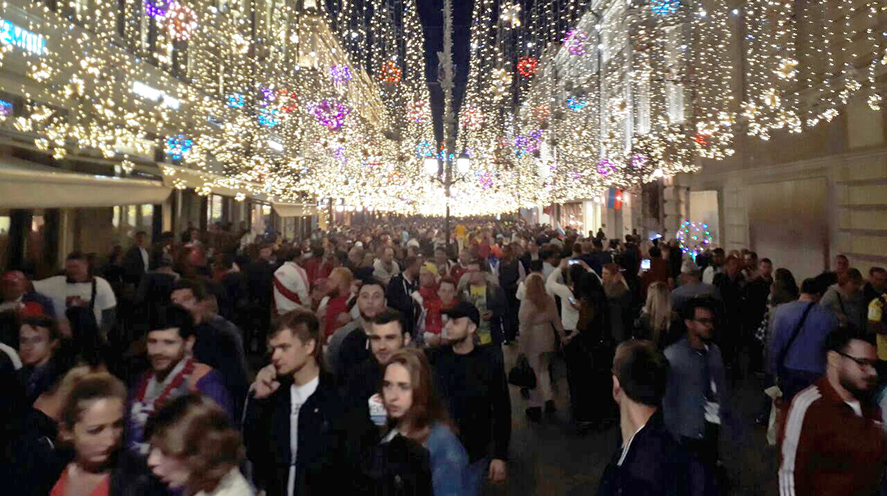 Болельщики проломили около 11 лавок и выломали решетку на окне дома Фото: © Daily Storm