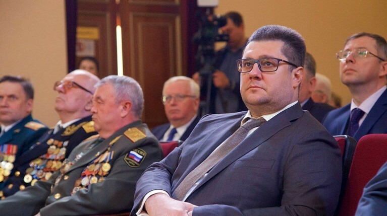 Местные жители создают петиции, а депутаты, голосующие за его уход, получают угрозы