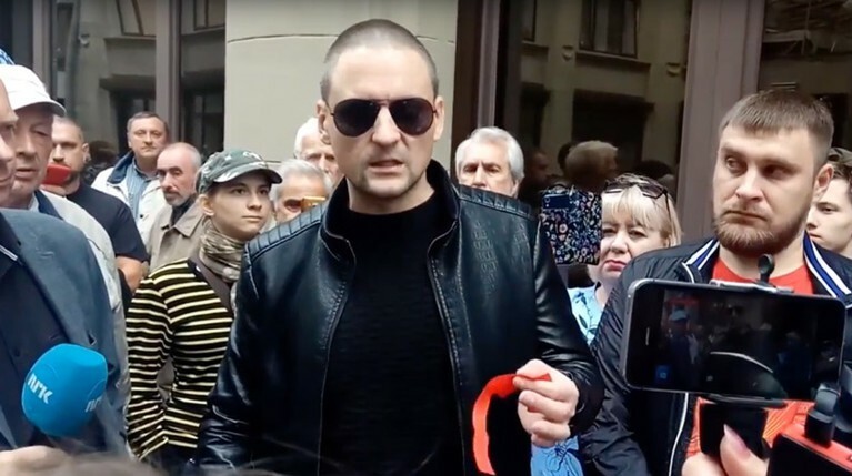 Удальцов предложил сделать красную ленту символом борьбы против пенсионной реформы — Daily Storm