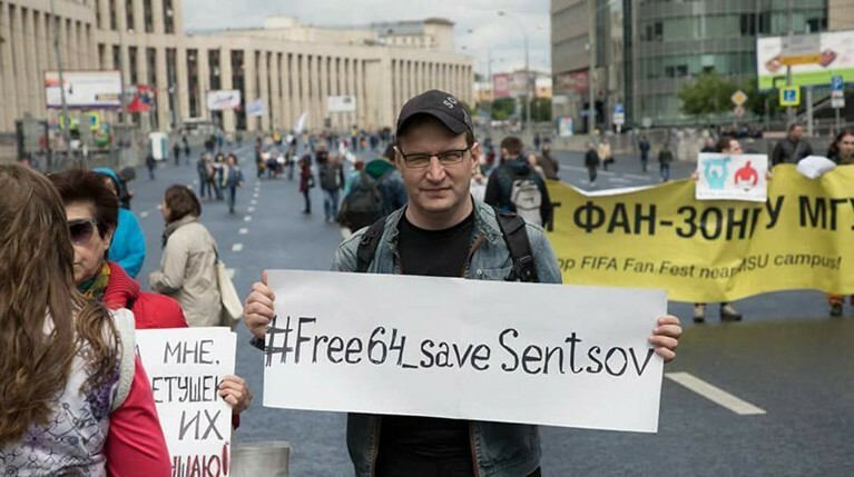 В Реутове на свободу из ИВС вышел активист, которого обвиняют в хищении средств ТСЖ. Следствие пока не может предъявить новые обвинения журналисту — его поддерживает общественность