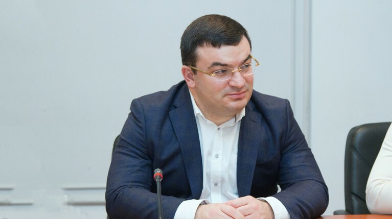 Заместитель декана юрфака якобы «захватил» компанию, торгующую автомобилями, подделав паспорта