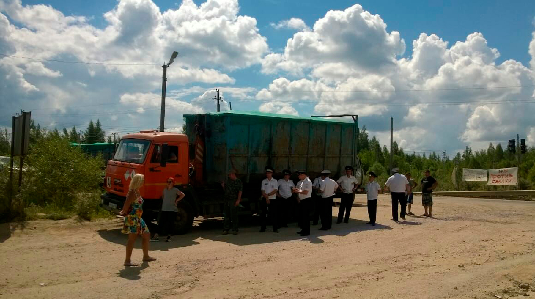 Активисты заявили, что обнаружили на свалке ртутные лампы, запрещенные для размещения на полигоне. Владелец «Щелканово» заявил, что их принесли сами жители Фото из архива героя публикации