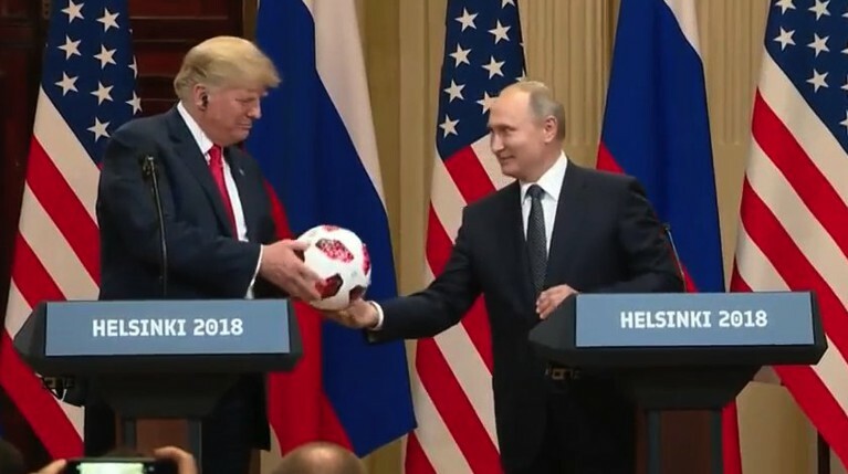 Путин подарил Трампу футбольный мяч — Daily Storm