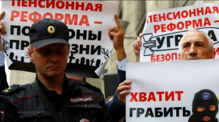 «Мы не остановимся»: у Госдумы устроили акцию протеста против пенсионной реформы — Daily Storm