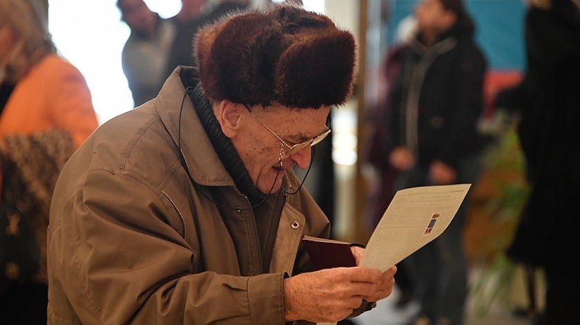 Право провести референдум о повышении пенсионного возраста получит та команда, которая первой зарегистрирует 43 региональные группы Фото: © GLOBAL LOOK press