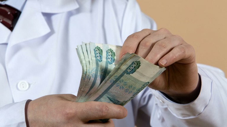 Половина россиян винят власть в высоких налогах и серых зарплатах — Daily Storm