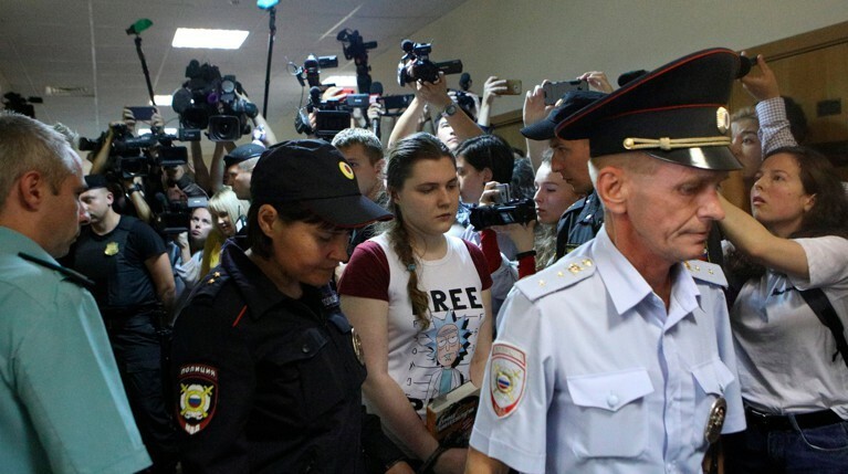 Как это было: Анну Павликову и Марию Дубовик из «Нового величия» отправили под домашний арест — Daily Storm