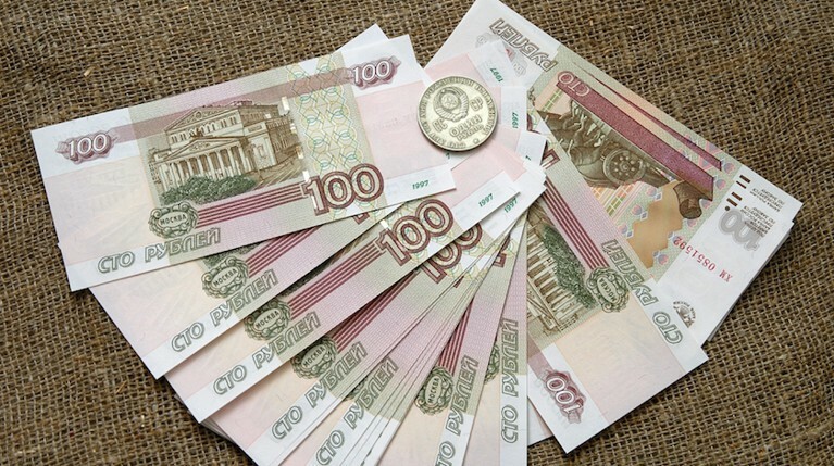 Рубль на Московской бирже сильно подешевел к доллару и евро — Daily Storm