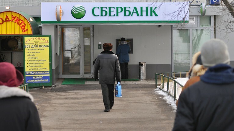 Банк использовал в рекламном сообщении номер телефона Игната Голдмана, теперь мужчине звонят с угрозами