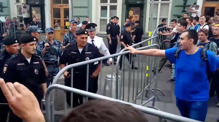 Правоохранители обратились с призывом к собравшимся разойтись, после чего наиболее активных начали задерживать