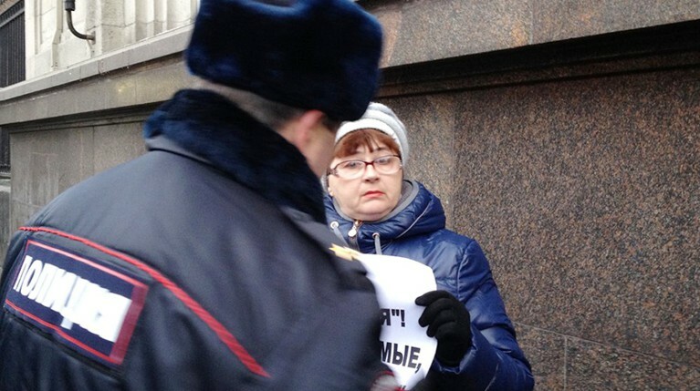 В Санкт-Петербурге полиция остановила шествие протестующих — Daily Storm