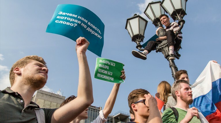 Недовольные Навальным и Путиным подростки продолжили митинг в Москве — Daily Storm