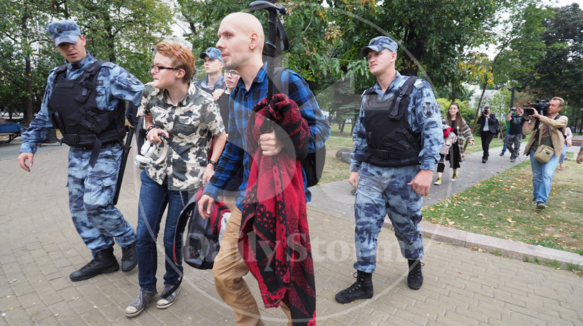 Протестующие решили сменить место акции, потому что возле памятника Александру Твардовскому стоят автозаки Фото: ©  Daily Storm/Дмитрак Наталья