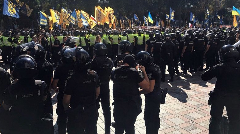 Митингующие начали забрасывать правоохранителей дымовыми шашками, как минимум один полицейский был ранен undefined