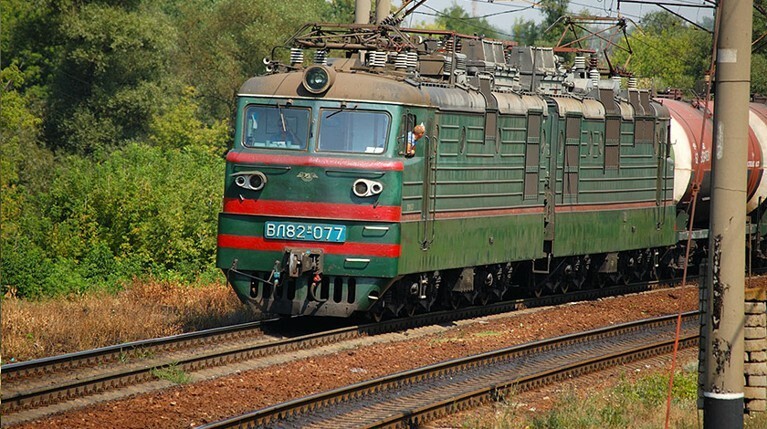 Два ремонтных состава чинят поврежденную дорогу на участке Слюдянка — Ангасолка Восточно-Сибирской железной дороги