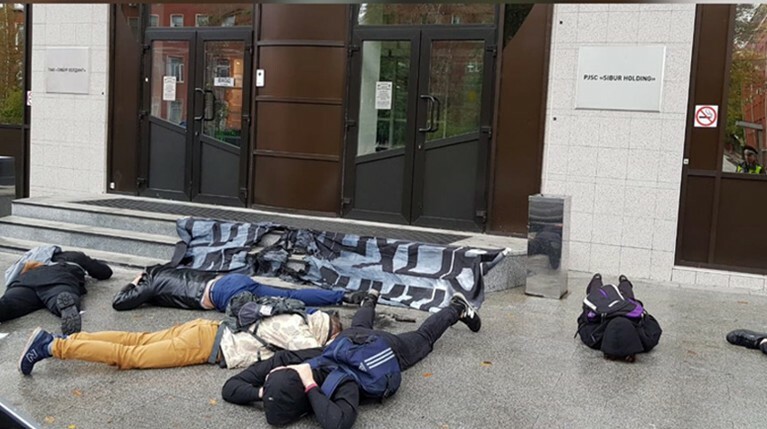Акция «Другой России» у офиса «СИБУР Холдинг» закончилась за полминуты — Daily Storm