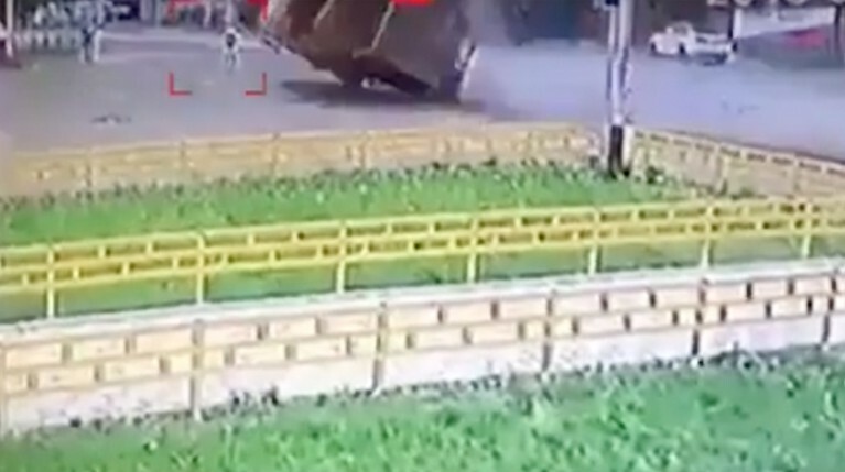 Самосвал на огромной скорости снес 12-летнюю девочку и врезался в угол жилого дома